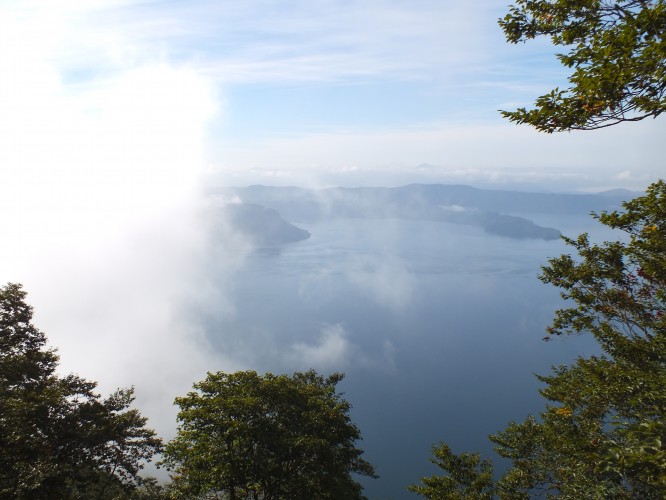 雲の切れ間からの十和田湖
