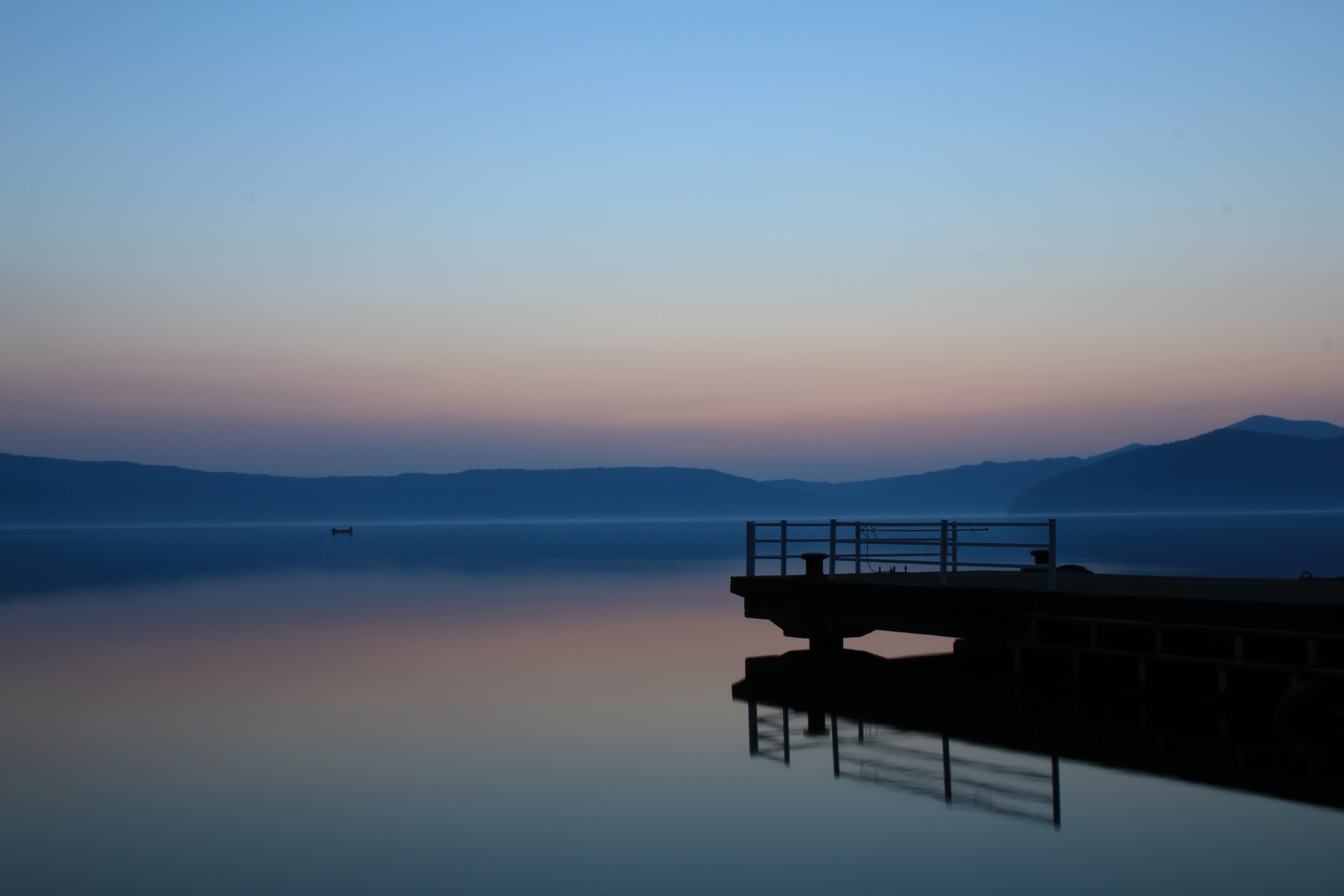 日の出前の十和田湖