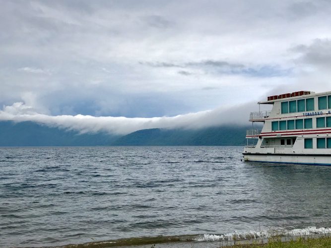 雲が流れ込む十和田湖
