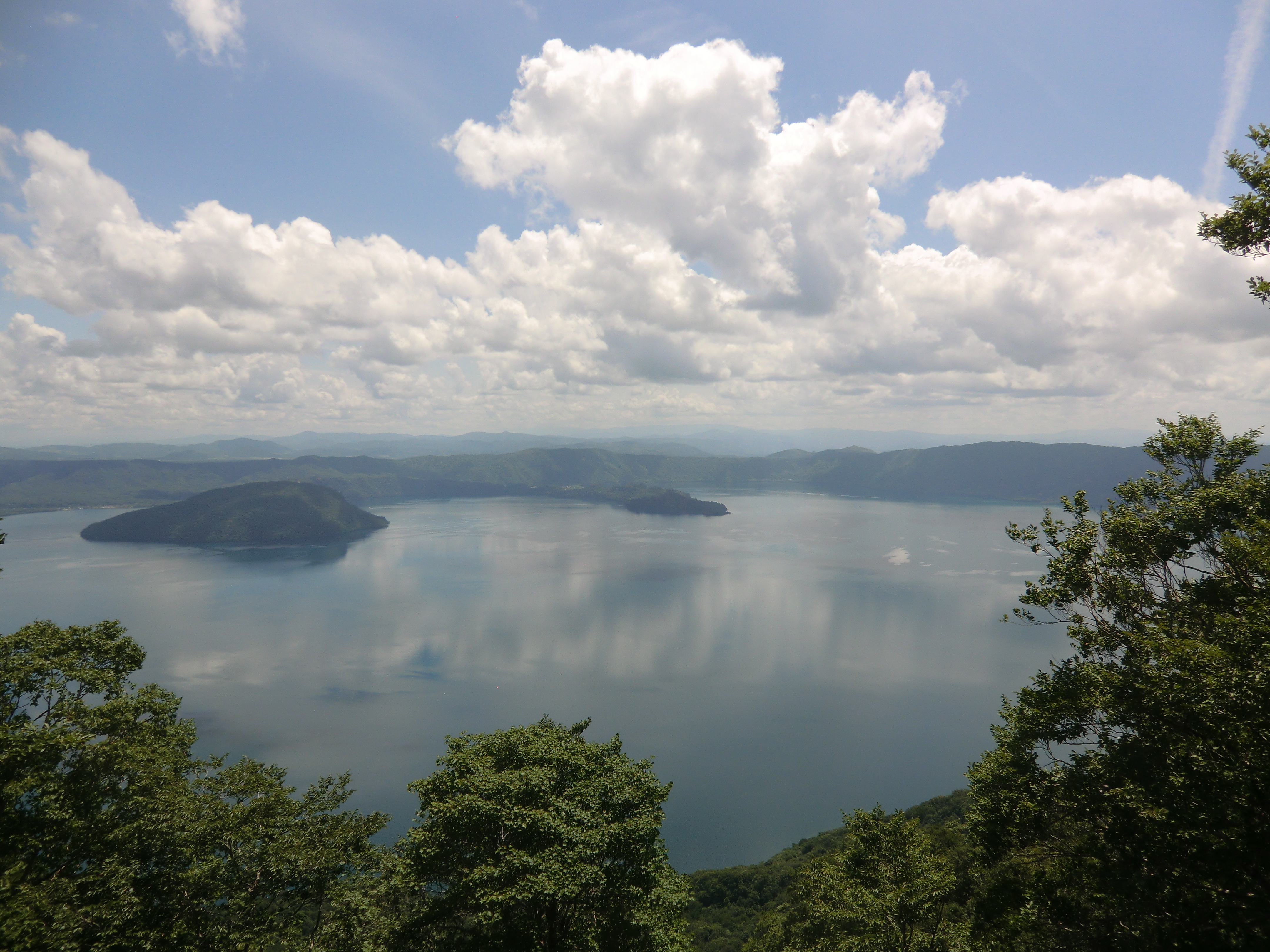 御鼻部山展望台から十和田湖を望む